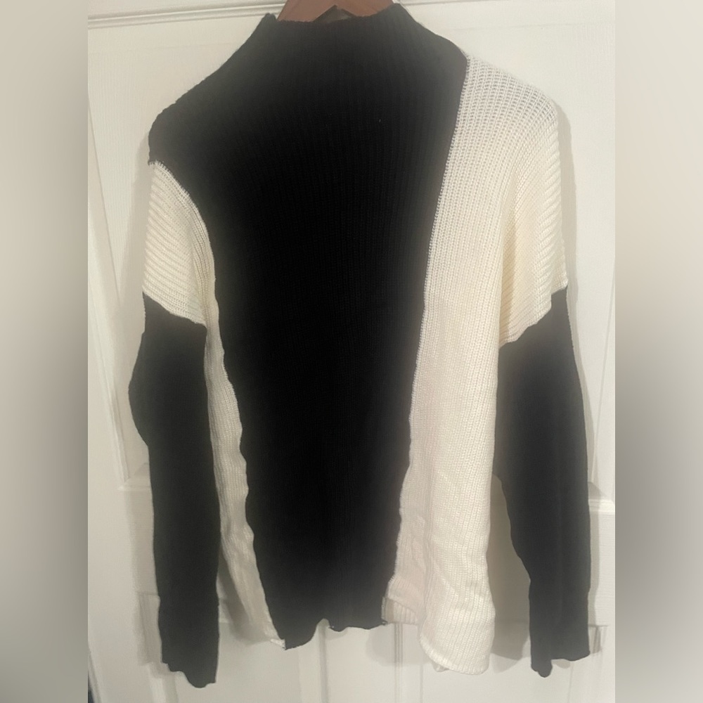 Liz Claiborne Women’s Turtleneck Sweater Black and White Size L. New w tag.